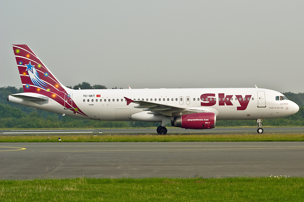 SKY AIRLINES Airbus A320-232, TC-SKT,  KEMER  am 13.08.2010 in PAD