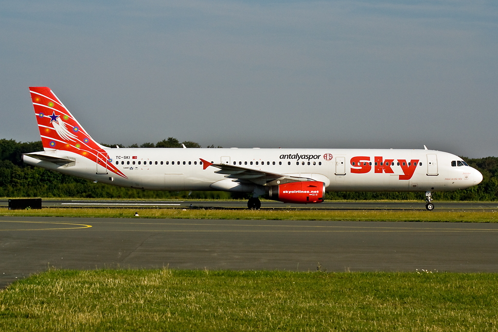 SKY AIRLINES Airbus A321-231, ANTALYA , mit  ANTALYASPOR -Sticker am 07.08.2010 in PAD