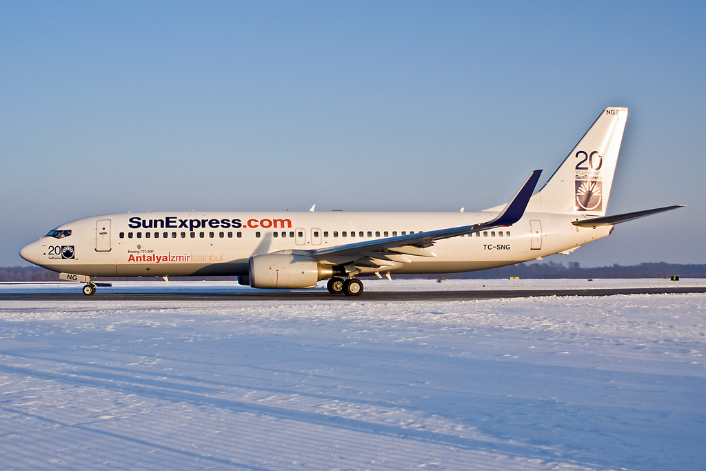 SUN EXPRESS Boeing 737-8HC in der winterlichen Morgensonne am 13.01.2010 in PAD